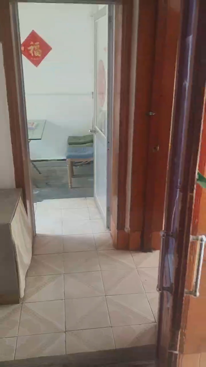 房屋出租：         位于长城南路，古城巷对面晨湖宾馆隔壁有房出租，新装修室内水暧电齐全，独立卫生间可洗澡，北房采光良好，周边学校，幼儿园，超市配套齐全，交通便利，门口多路公交站点出行方便，