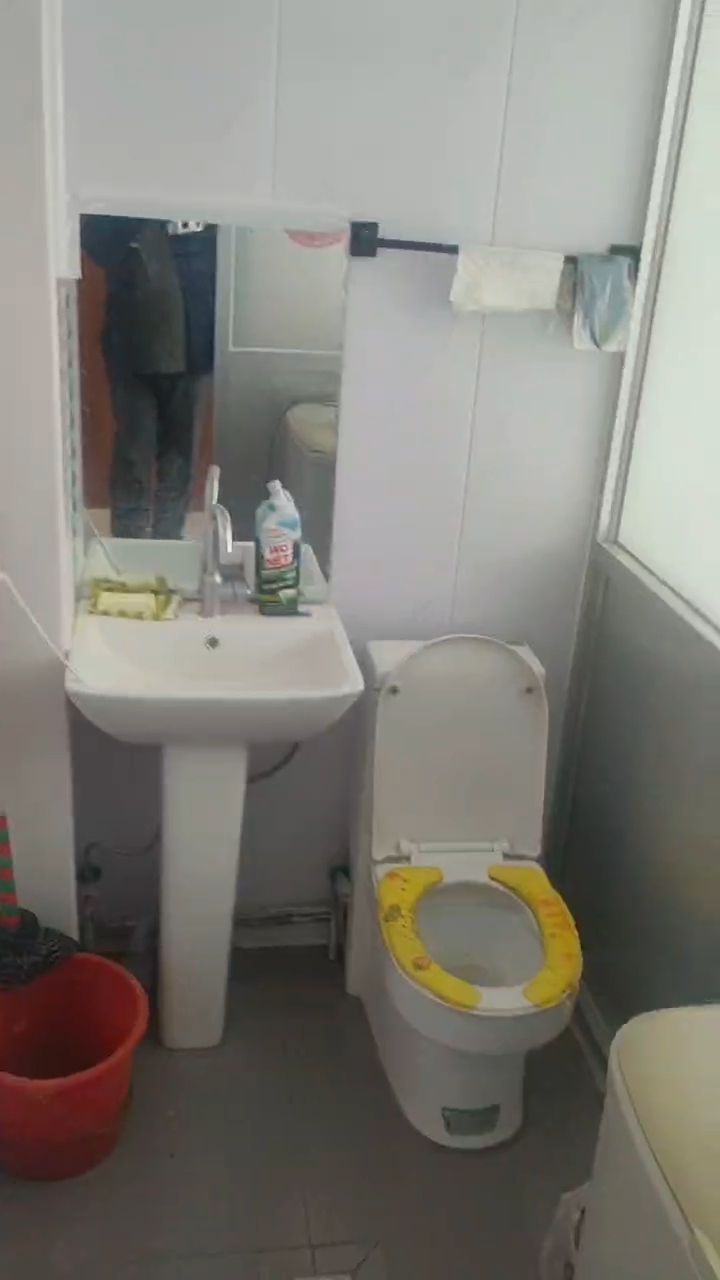 房屋出租：         位于长城南路，古城巷对面晨湖宾馆隔壁有房出租，新装修室内水暧电齐全，独立卫生间可洗澡，北房采光良好，周边学校，幼儿园，超市配套齐全，交通便利，门口多路公交站点出行方便，