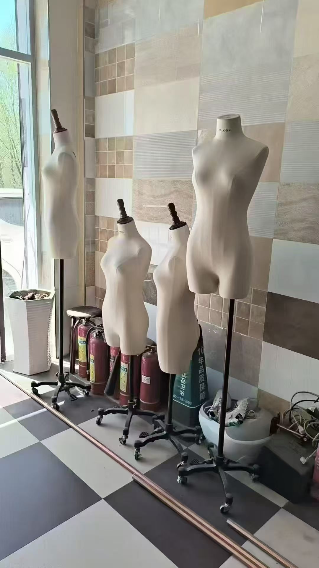 万向轮可升降女装模特，便宜处理一个30，四个100，地址二里半自取