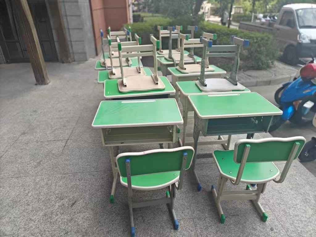 出售九成新，补习班桌子加椅子10套，一套66元南门口