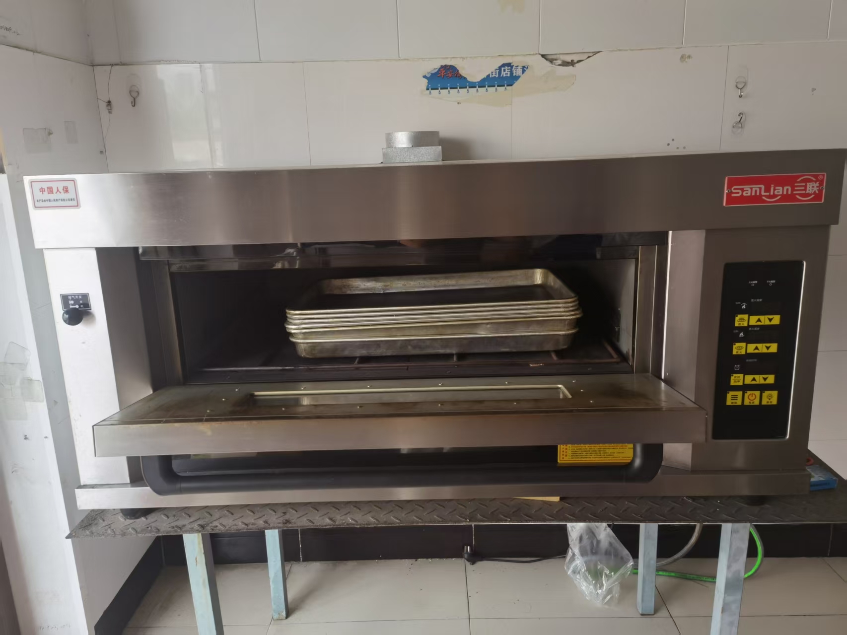 门店停业，闲置商用烤箱低价转让！ 开店自用款，功率足升温快，烤面包、蛋挞、糖棋子、月饼等，无维修、功能全正常。 配件齐全，成色实拍，实体店关停清设备，亏本出。原价3280，新买用了一年左右， 现价600元，到手直接开工，航宇路