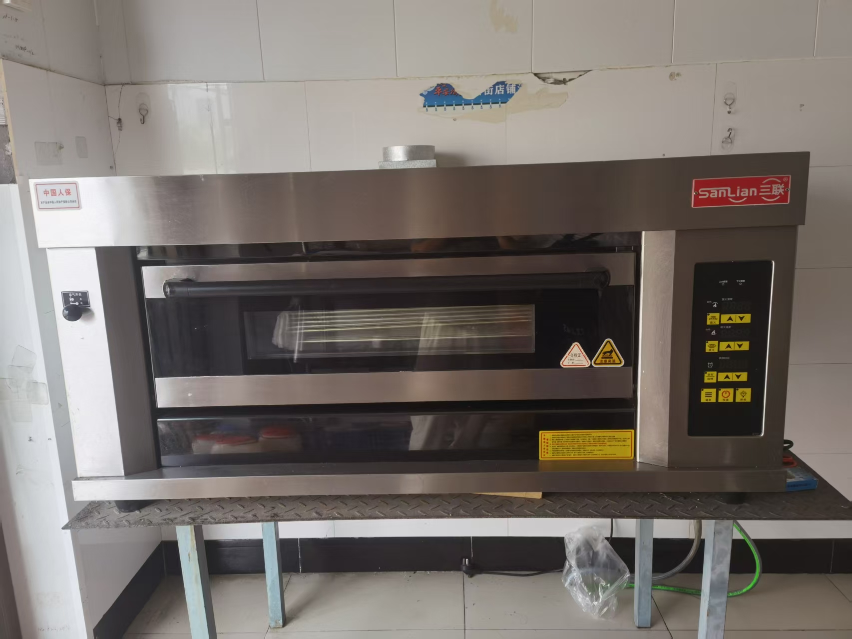 门店停业，闲置商用烤箱低价转让！ 开店自用款，功率足升温快，烤面包、蛋挞、糖棋子、月饼等，无维修、功能全正常。 配件齐全，成色实拍，实体店关停清设备，亏本出。原价3280，新买用了一年左右， 现价600元，到手直接开工，航宇路